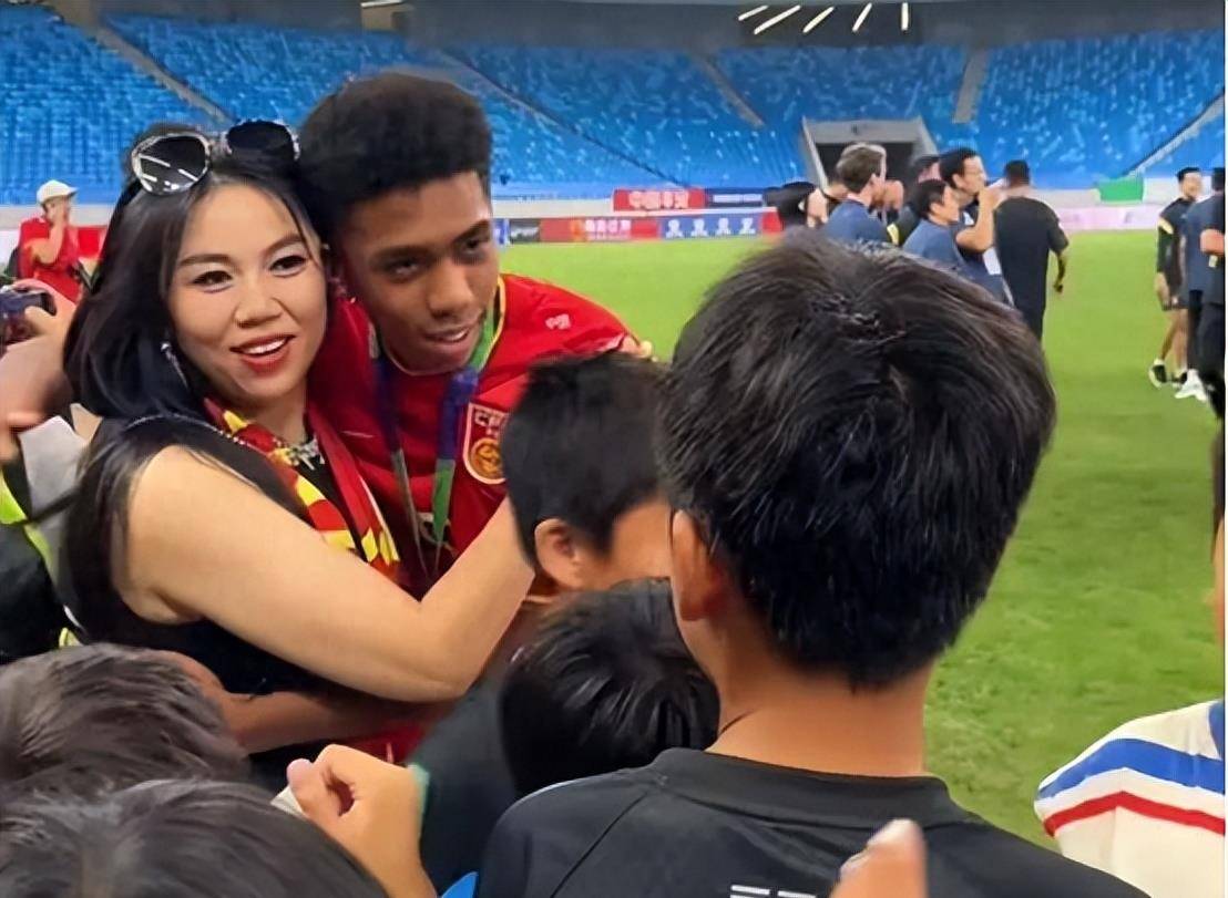 国少夺冠,中非混血国脚居立大功,年轻妈妈晒照:踩着日本队夺冠_比赛