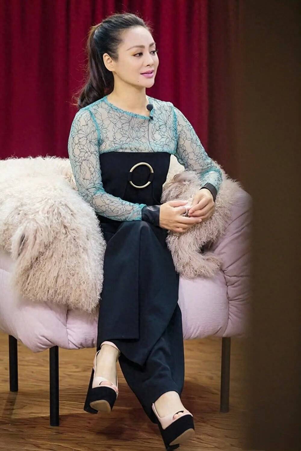 宁静50岁还这么"野"!穿西装下半身失踪,大长腿逆天了_女性_白色_造型