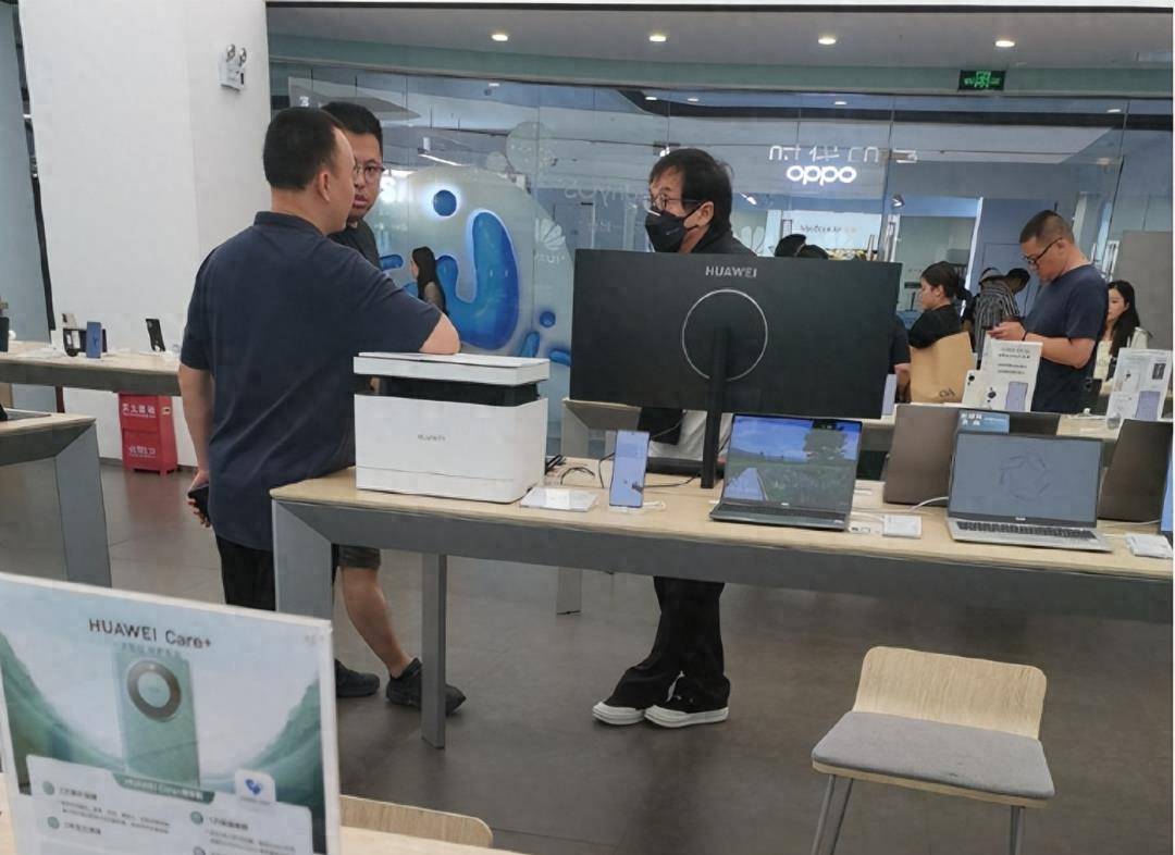 现在成龙年纪大了,骨质疏松和o型腿就会变得明显.