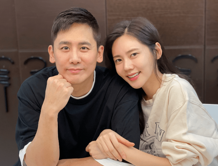 秋瓷炫商场被偶遇,穿白风衣嘴角微翘似不满,于晓光站背后显拘谨_生活