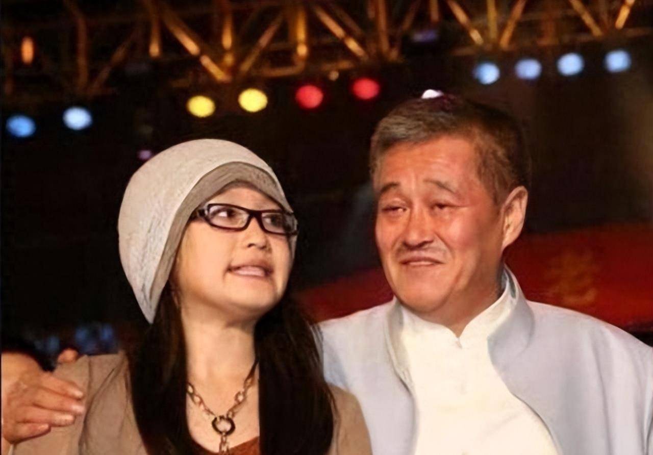 同样是赵本山的女儿,现任生的备受宠爱,前任生的却放任不管?