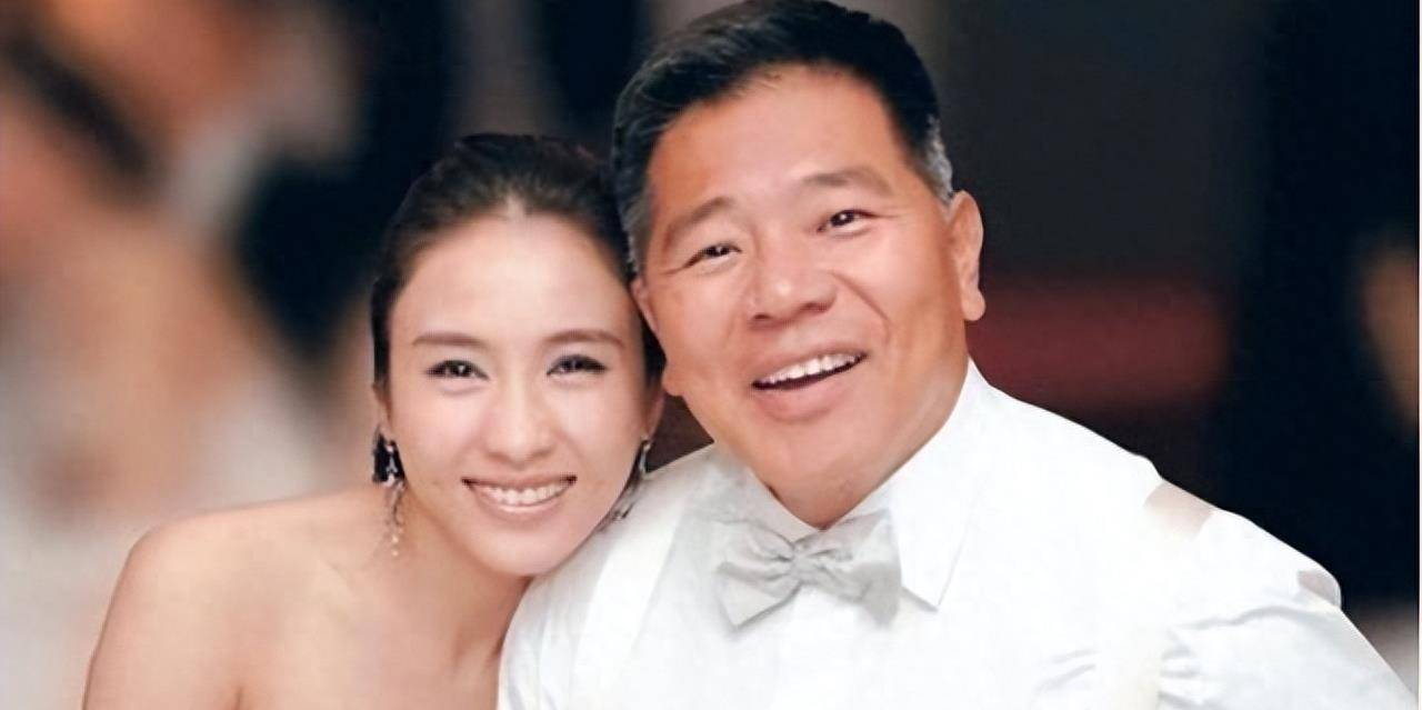 黎姿与仨女儿最新合影犹如四姐妹,孩子入读最贵私校学习中华文化_马廷