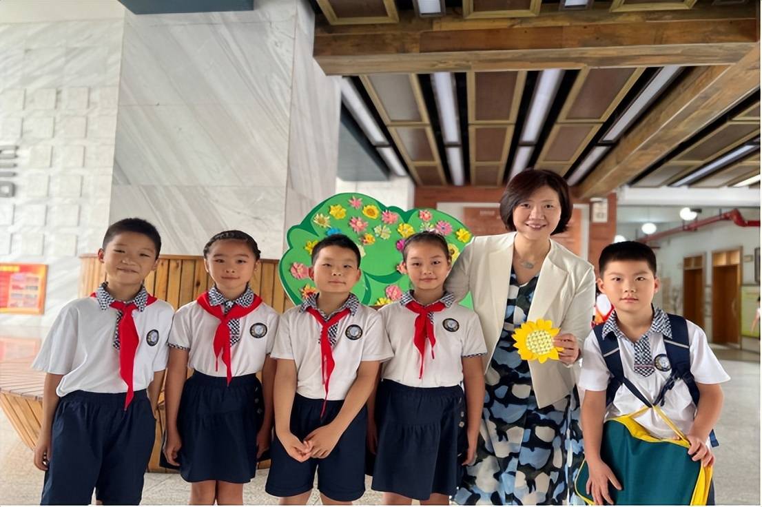 为了让老师们在幸福的节日里感受到特别的惊喜,成都市成华小学工会