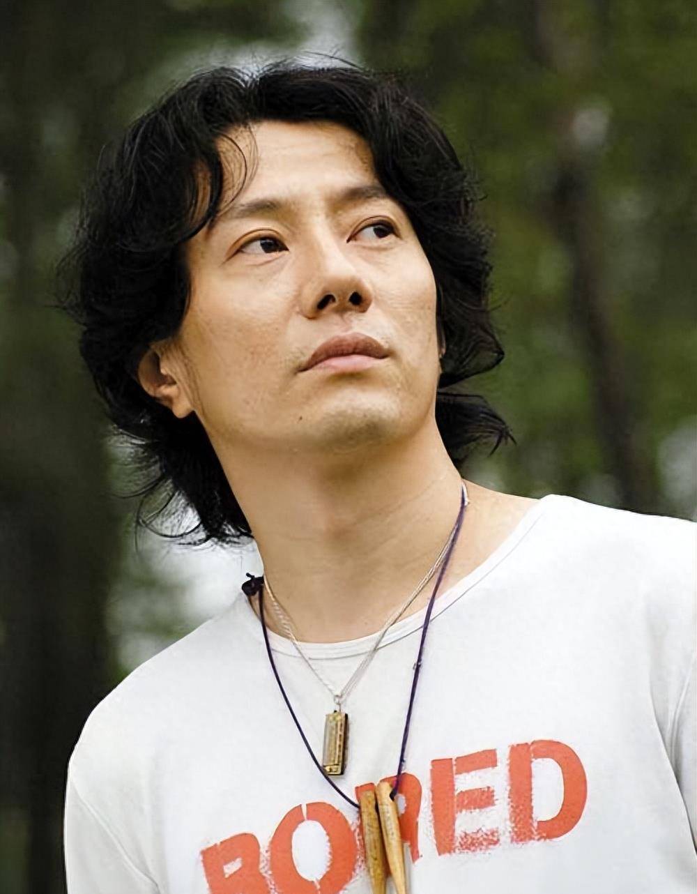 要晓得,昔时郑钧这颜值是全部摇滚圈的掌管,堪称摇滚圈的木村拓哉.