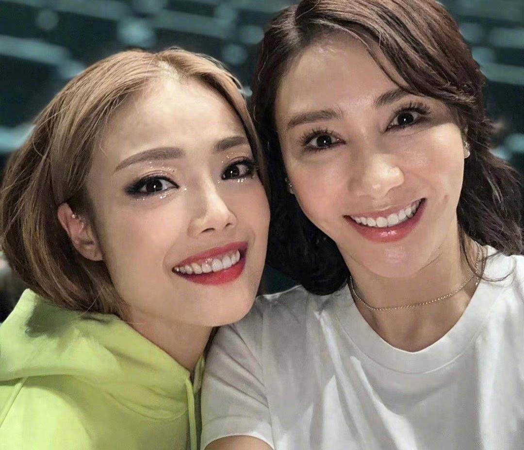 黎姿与仨女儿最新合影犹如四姐妹,孩子入读最贵私校学习中华文化_马廷