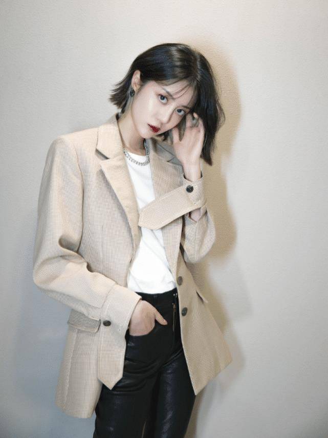 李溪芮的"绿茶坐姿"火了,看看她双腿怎么放的,贼显腿长_look_时尚