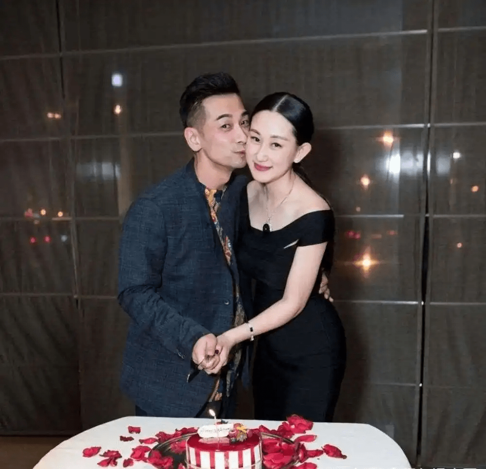 张丹露戴大翡翠秀恩爱,一家五口如复制_照片_夫妻俩_女子