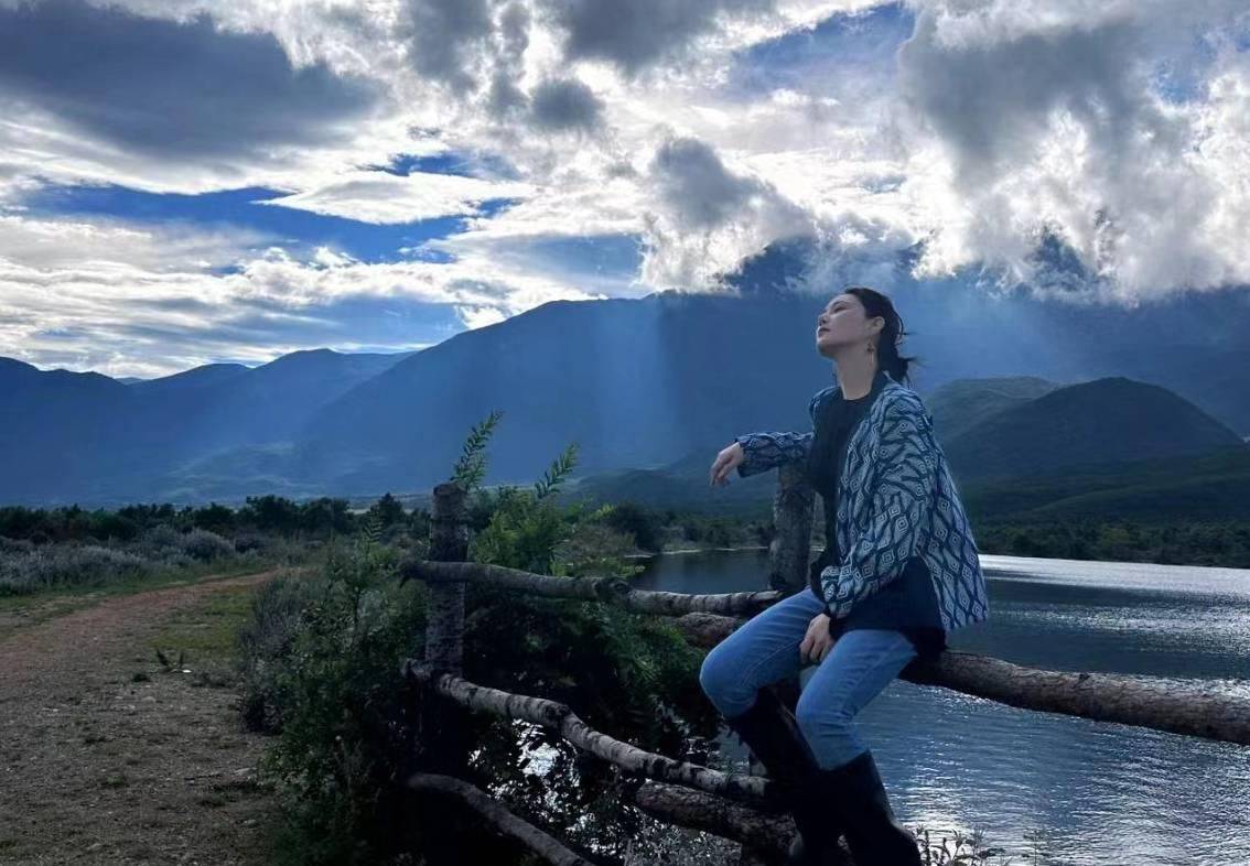 张馨予夫妇恩爱游丽江,何捷蹲地为老婆拍美照,5年军婚幸福满满_照片