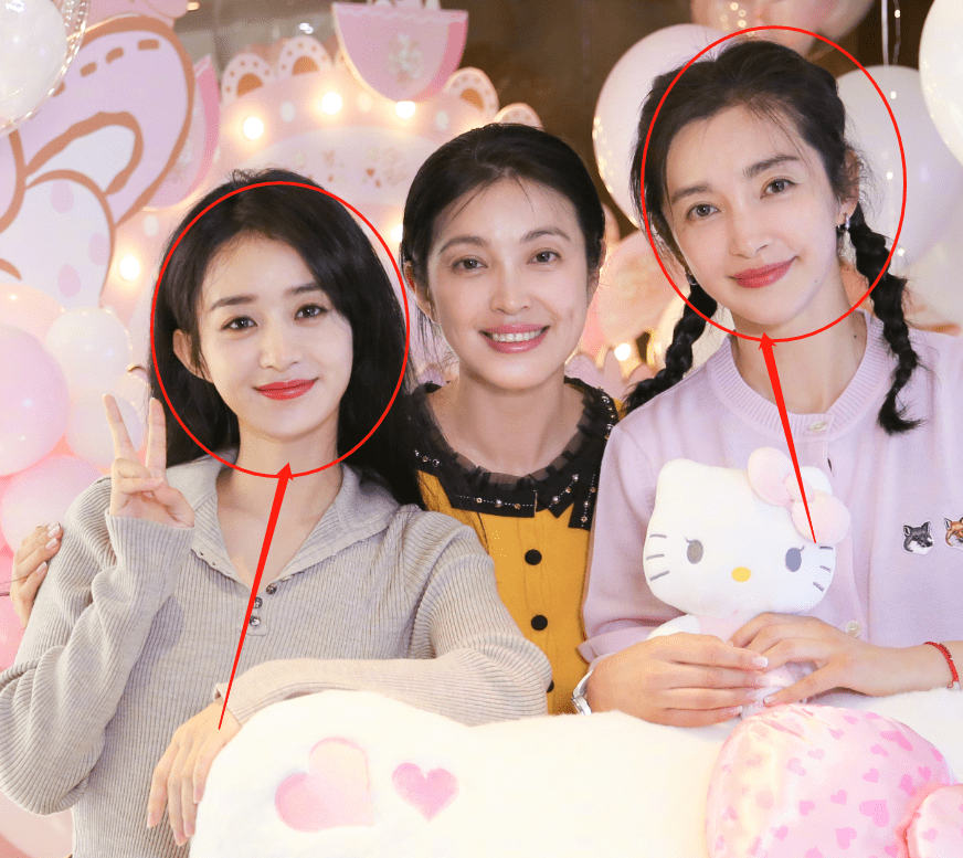 二人搭肩合照似姐妹,赵丽颖的腿却太抢镜了_生日_姿势_女明星