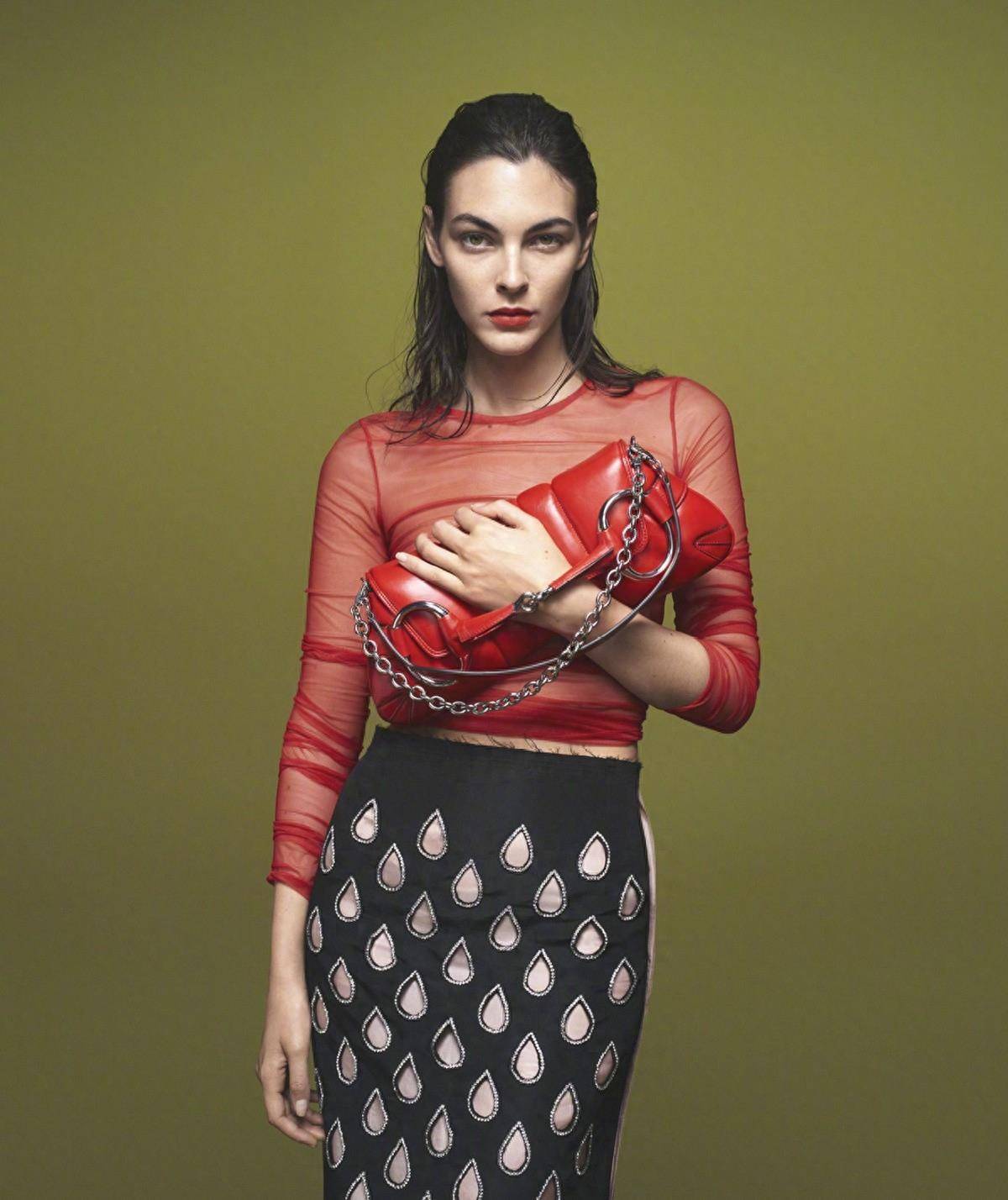 超模vc广告大片,有着美丽匀称的脸蛋,几乎不化妆,依然美丽震撼_魅力