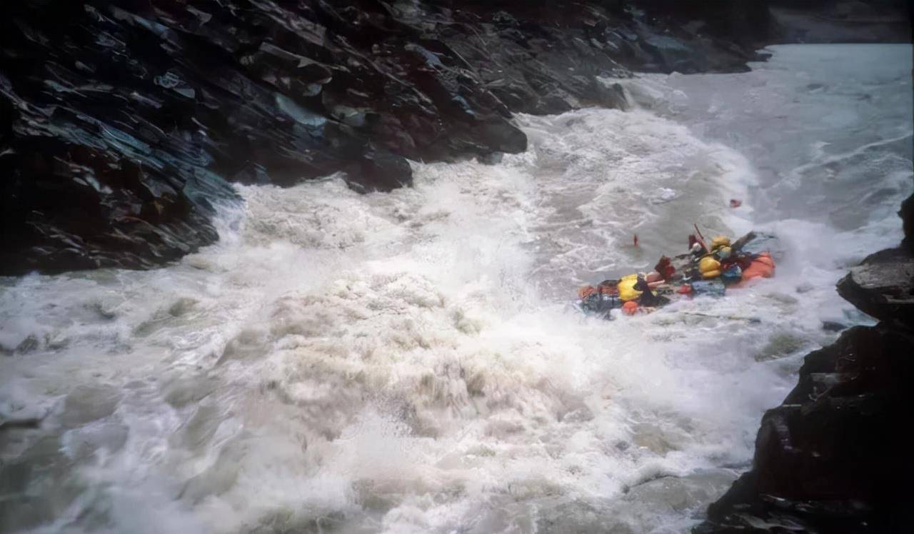 漂流长江第一人尧茂书:33天漂流1270公里,藏身江底遗物剩橡皮筏_征服