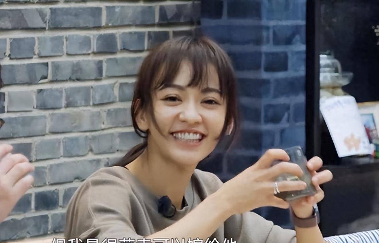 陈意涵晒二胎正面照,1岁女儿眼睛好大,完美避开爸爸缺点颜值高_熊孩子
