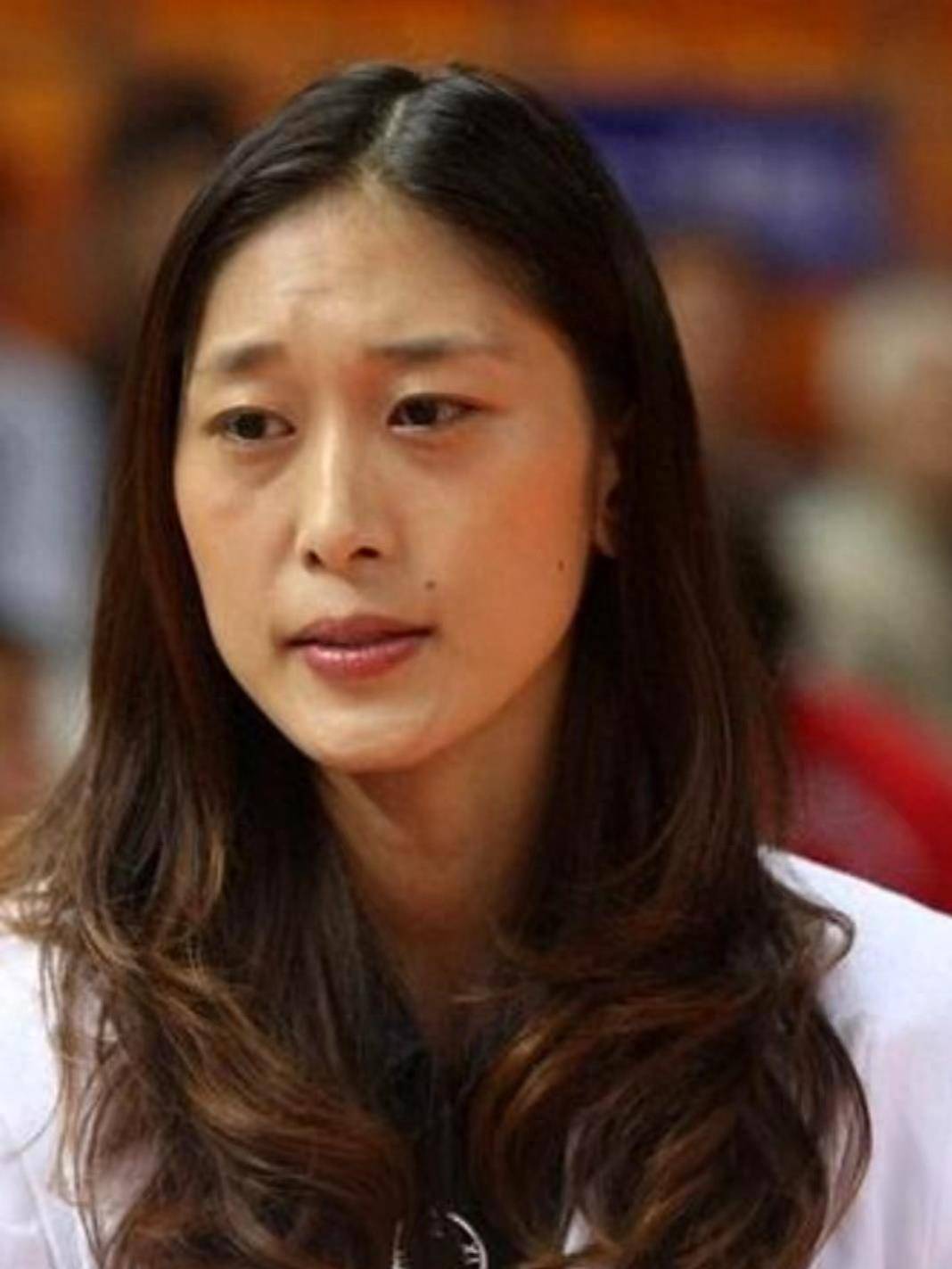 隋菲菲:到国外打球年薪3万,师级上校军衔,现状如何了?_篮球_体育_wcba