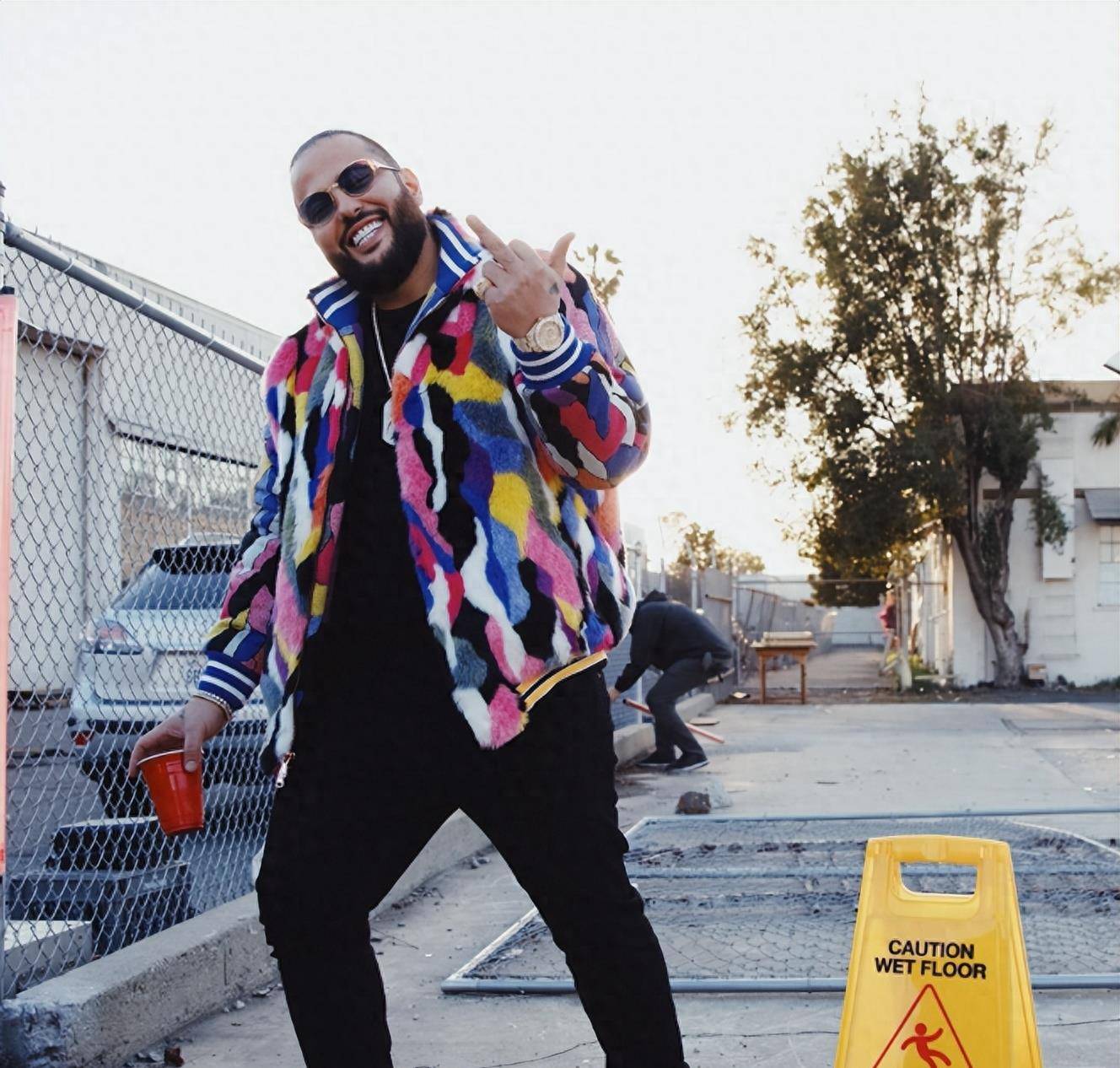 drake演唱会收到巨型纪念品 ,网友表示"尺寸逆天"_演出_巡回_音乐