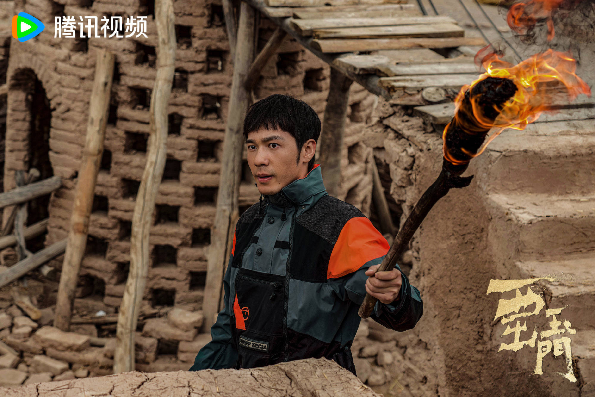 《西出玉门》改编自尾鱼的同名小说,讲述有着「沙漠