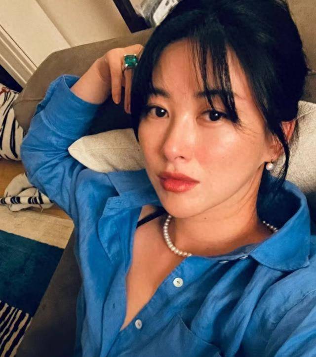 37岁朱朱分享内衣!穿着灰色裤子展现工作风_朱珠_社交_网友