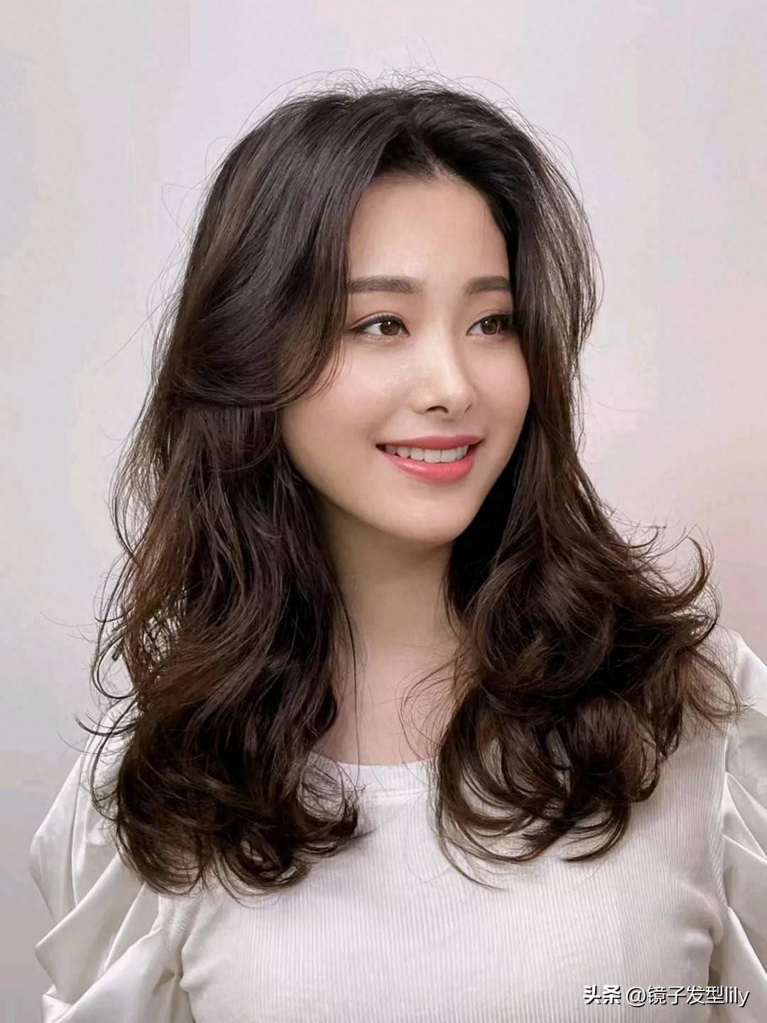 微卷长发是一种非常时尚优雅的发型,适合长脸型和鹅蛋脸型.4.