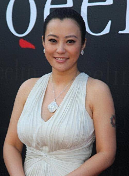 45岁郝蕾亲自示范,胖胸大的女性穿衣时要掐腰漏出金三角_体型_品牌