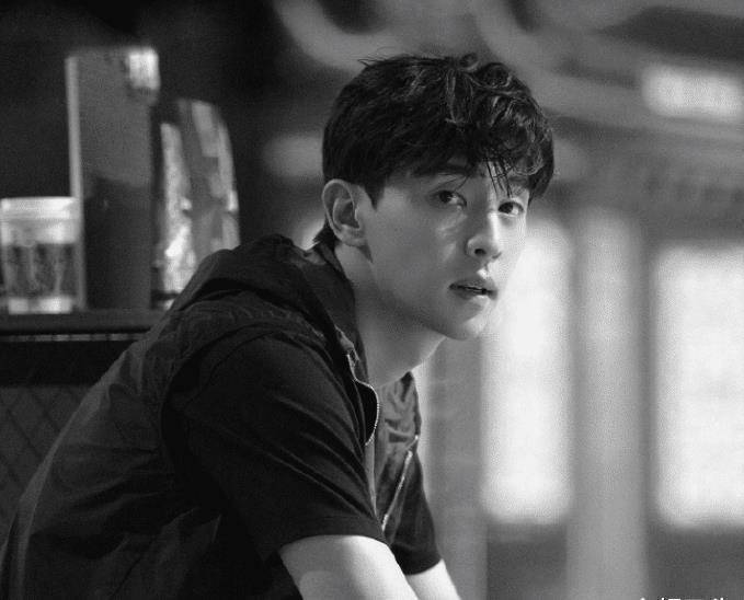 《极限挑战7》路透:邓伦素颜出镜太惊艳,但身材比例"翻车"了_化妆