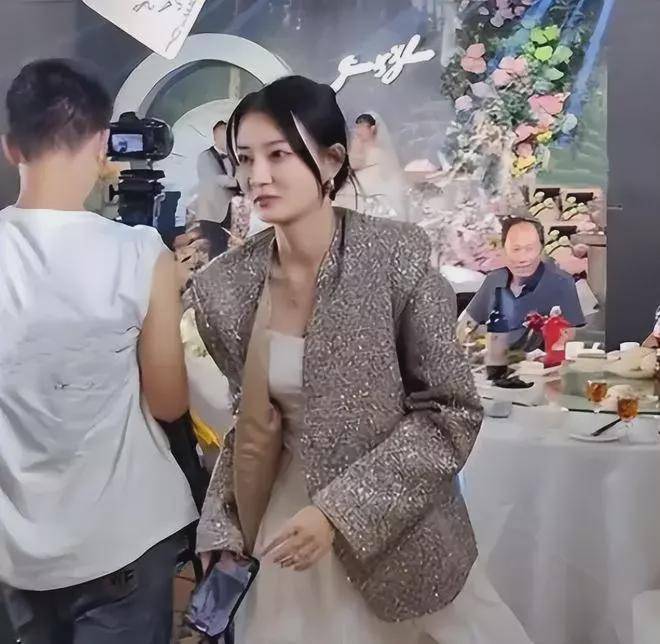 徐璐现身经纪人婚礼,妆容精致颜值超新娘,紧盯帅哥胸肌不挪眼?