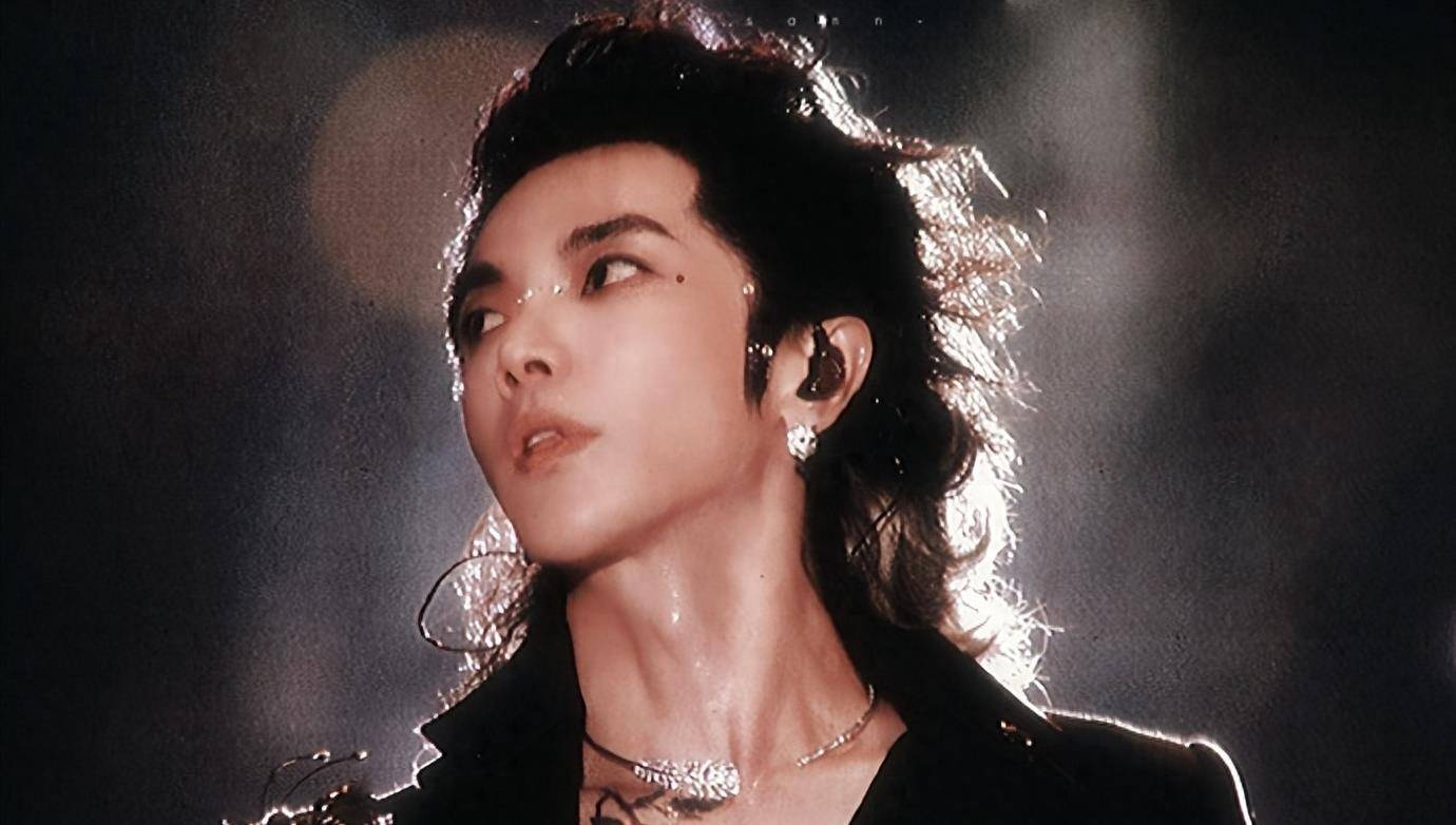 华晨宇女友疑放飞自我,穿内衣出街遮不住点,画烟熏妆像蹭了锅底_显得