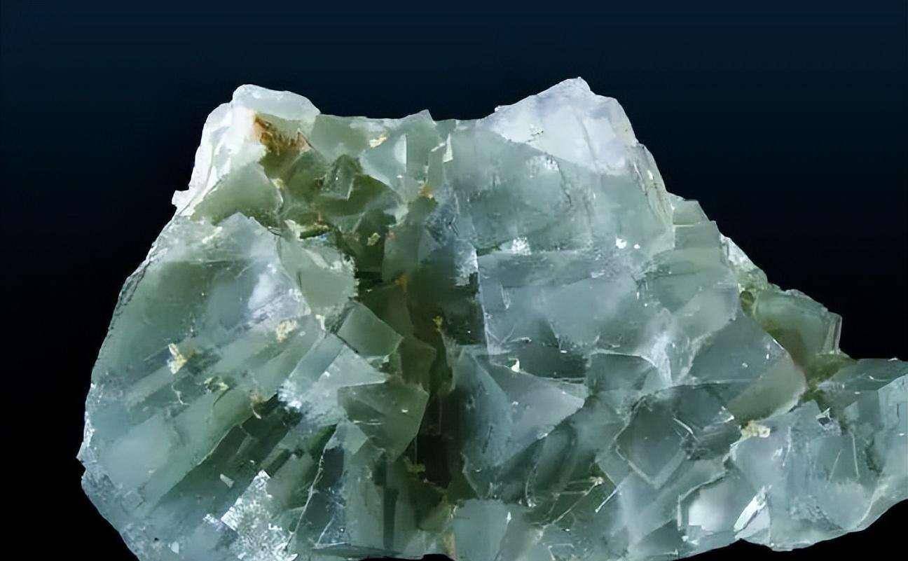 福建深山发现"蛇眼石",散发奇香冒绿光,深夜引来大量毒蛇聚集_石头