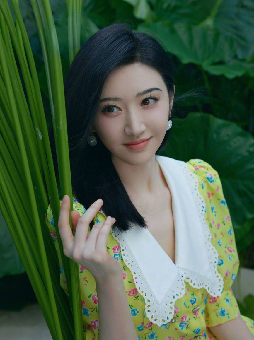 景甜穿碎花裙复古温柔 发丝乌黑映衬雪白肌肤