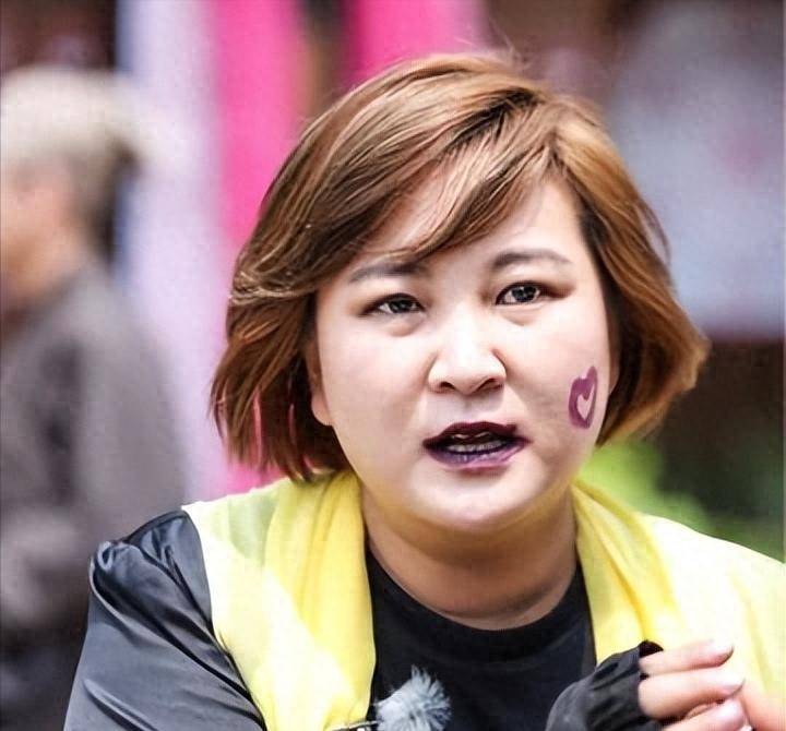 但是,为了更好地了解贾玲的人生,我们必须回到她的童年时代.