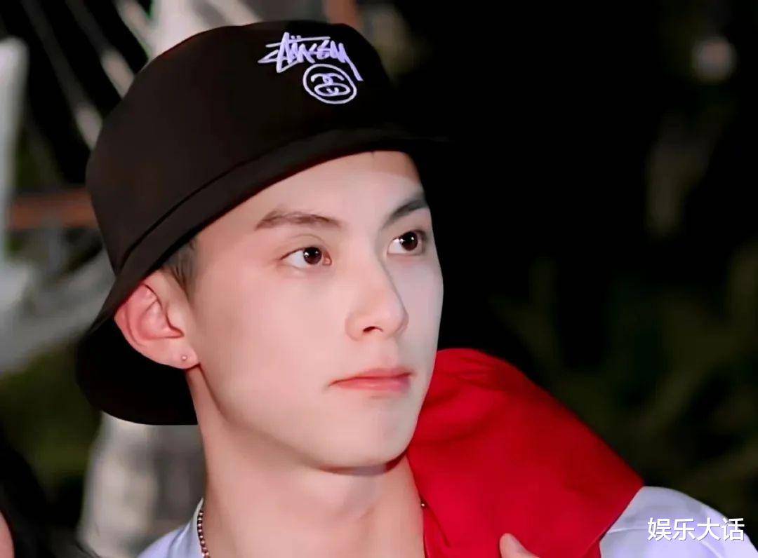 看了王鹤棣的红毯生图,终于明白他当年为什么出道即红遍东南亚_西装