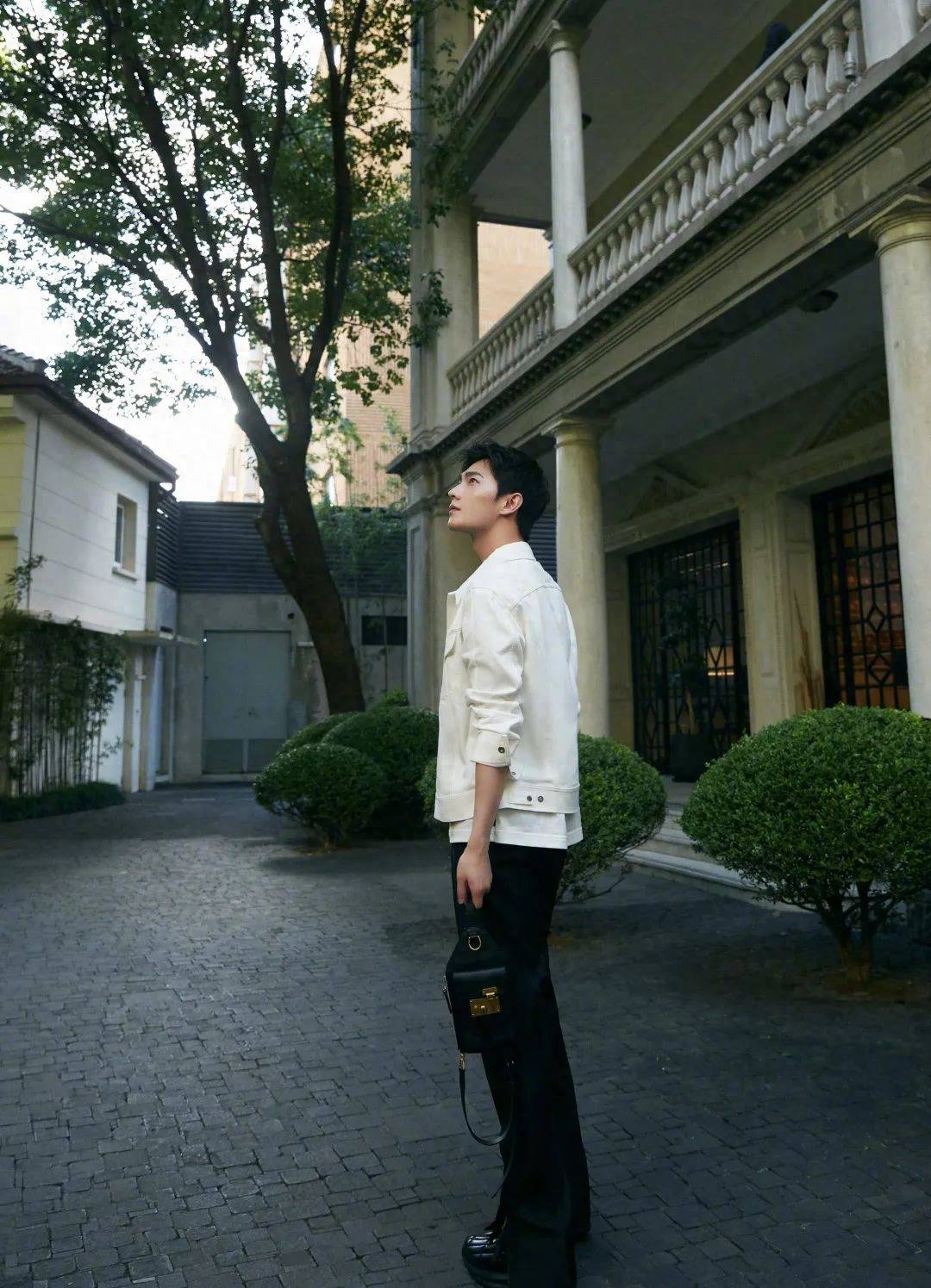 李昂昂的朋友圈 - 佟丽娅夏日海边纯欲风,千玺沉着稳重演绎别样风格