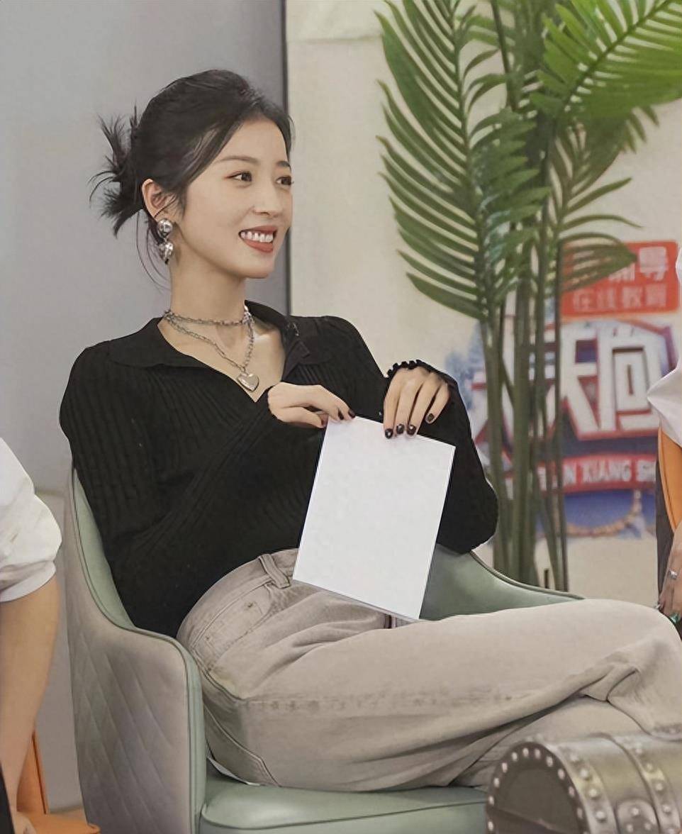 被周雨彤的穿搭美到,风格多变又洋气,太适合普通人借鉴_黑色_西装