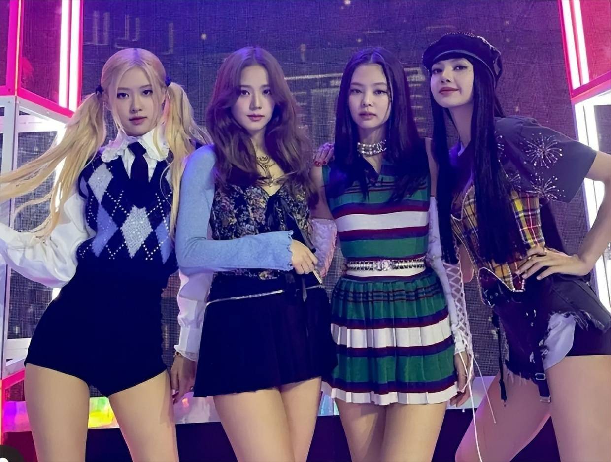 lisa现身机场被围堵,面容憔悴眼泛泪光,组合成员疑揭真实目的_lisa