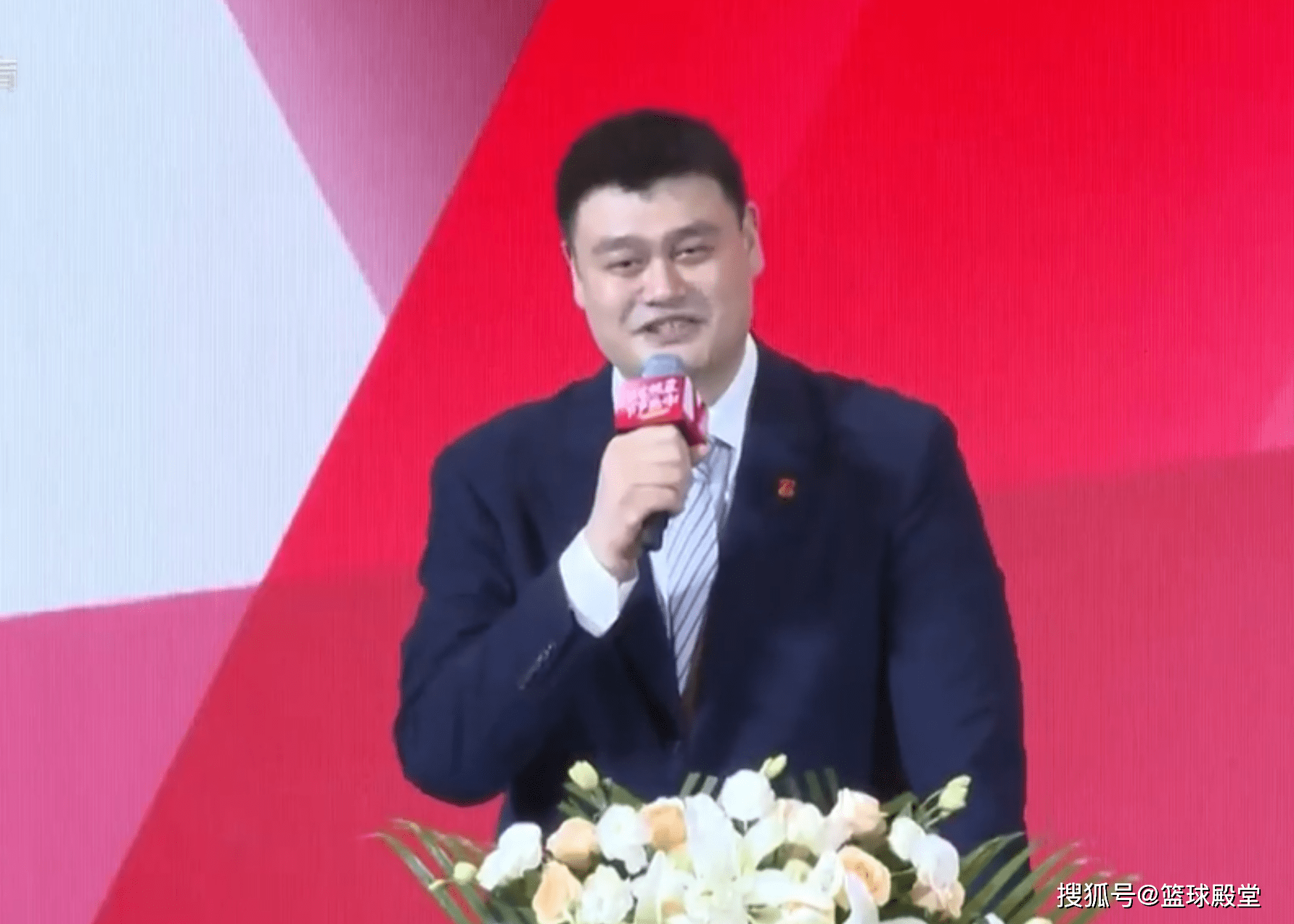 男籃傳奇中鋒同框！姚明回憶+送禮，巴特爾王治郅寄語，阿聯圈粉