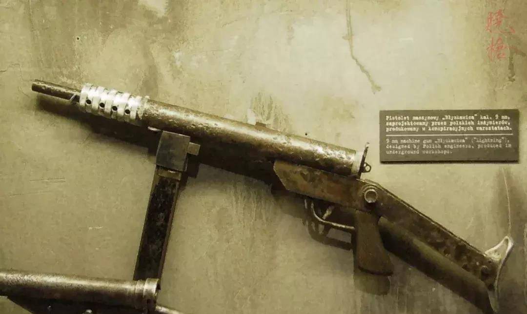 这个国家的军队很窝囊,但人民很勇敢,自己设计冲锋枪夺回首都_波兰