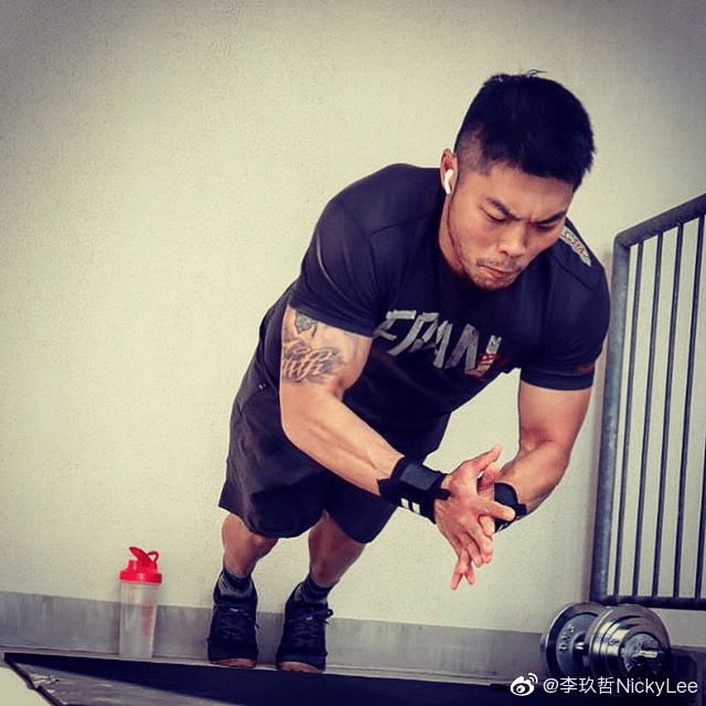 会》,还是如今的《披荆斩棘》,他一定会用硕大的肌肉洒尽每一滴汗水