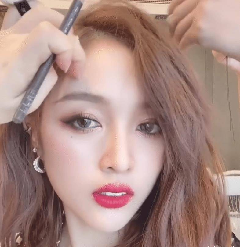 吴宣仪妆容遭吐槽,亲自发视频高情商回应,御姐妆容精致像洋娃娃_活动