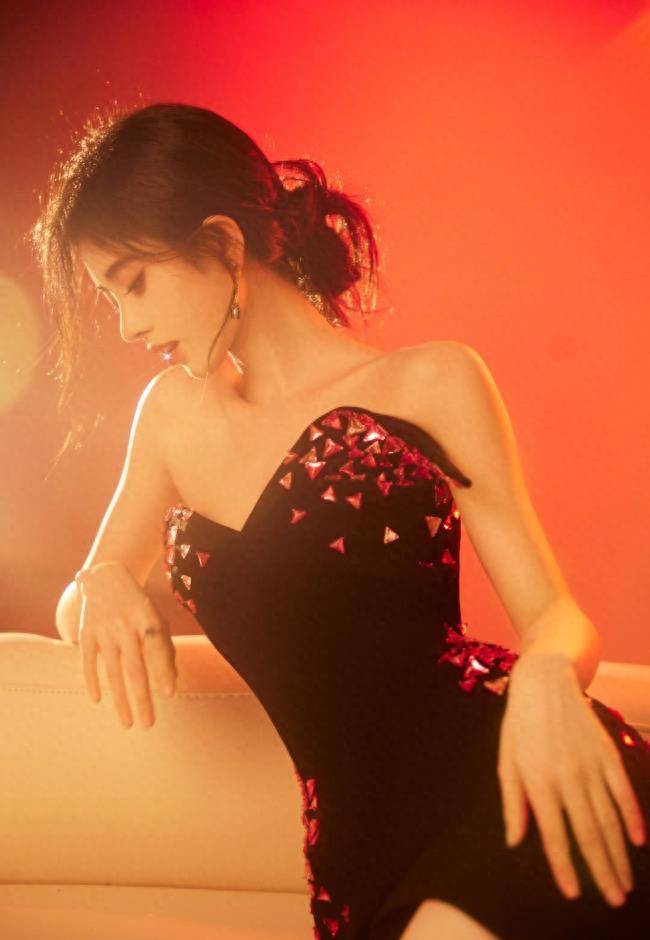 鞠婧祎身穿抹胸黑裙,挽起长发,眼神温柔如水_时尚_魅力_造型