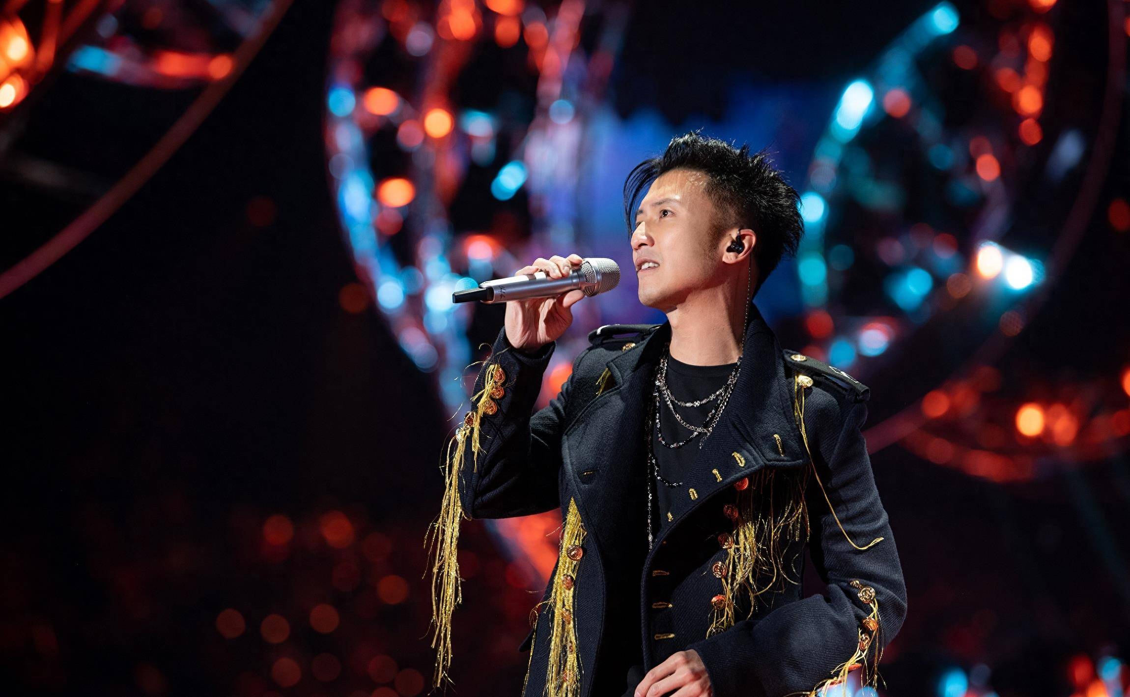 同门之争两大歌神抢歌较量,王杰抵不过谢霆锋被英皇"雪藏"?