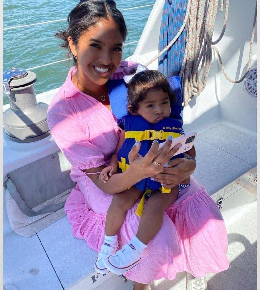 瓦妮莎与科比闺蜜出海,不穿泳衣大秀身材,穿比女儿还美的少女裙