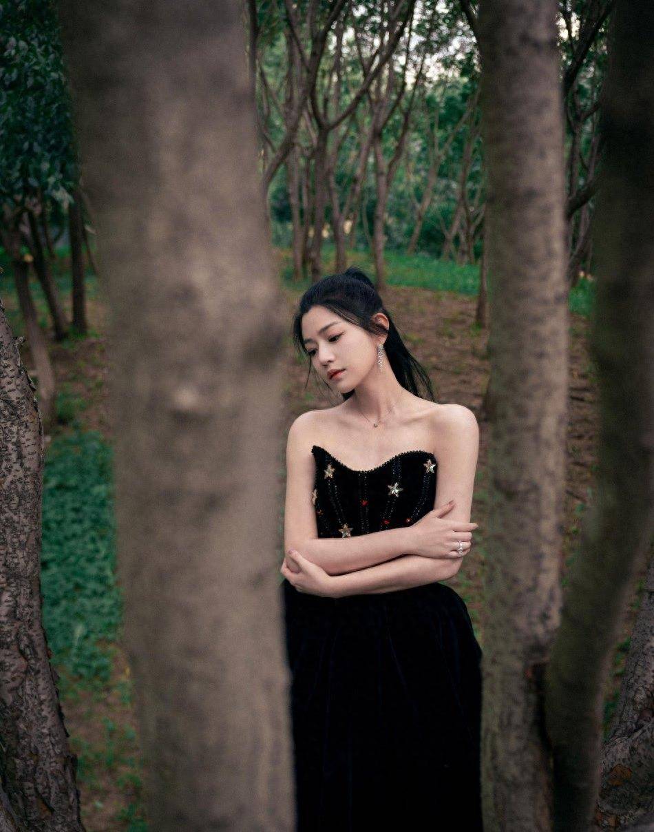 陈妍希身穿黑色抹胸露肩,扎着高马尾,很有少女感_时尚_造型_个性