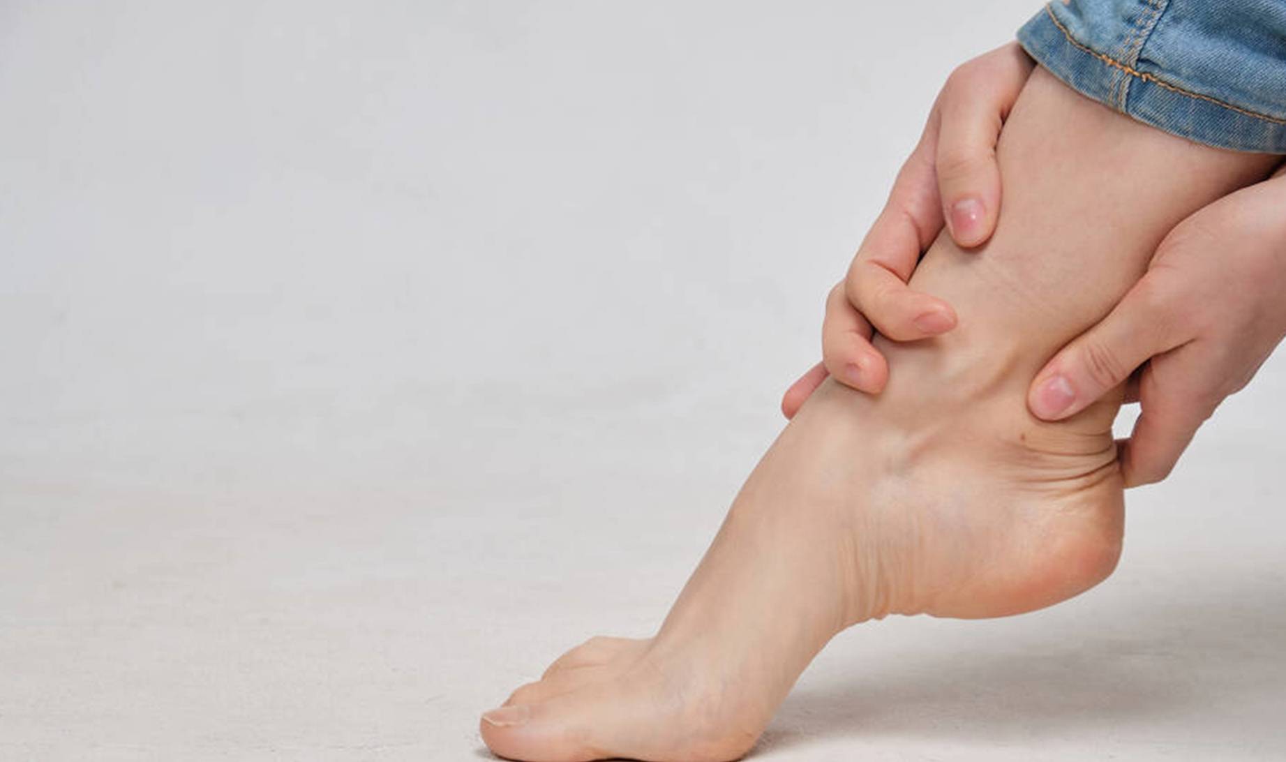 脚踝浮肿是怎么回事?帮你分析了几种情况,不妨自查_进行_原因_处理