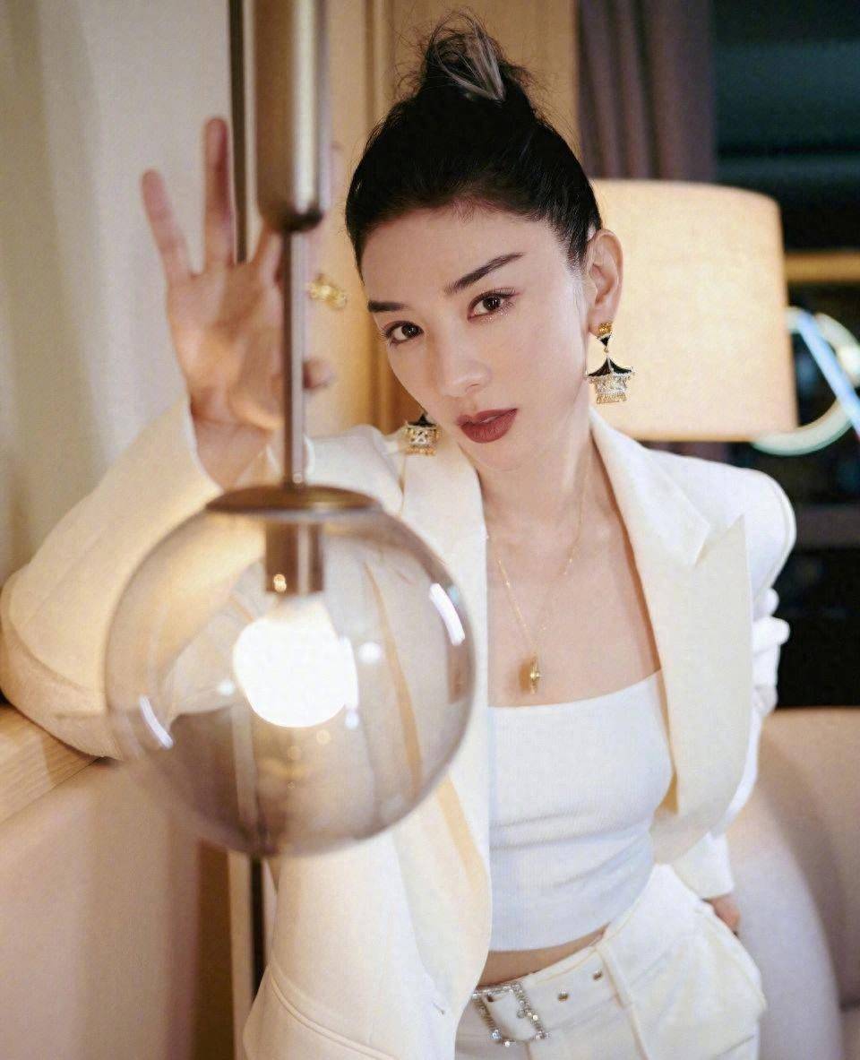 然而,黄奕的感情生活也备受人关注.