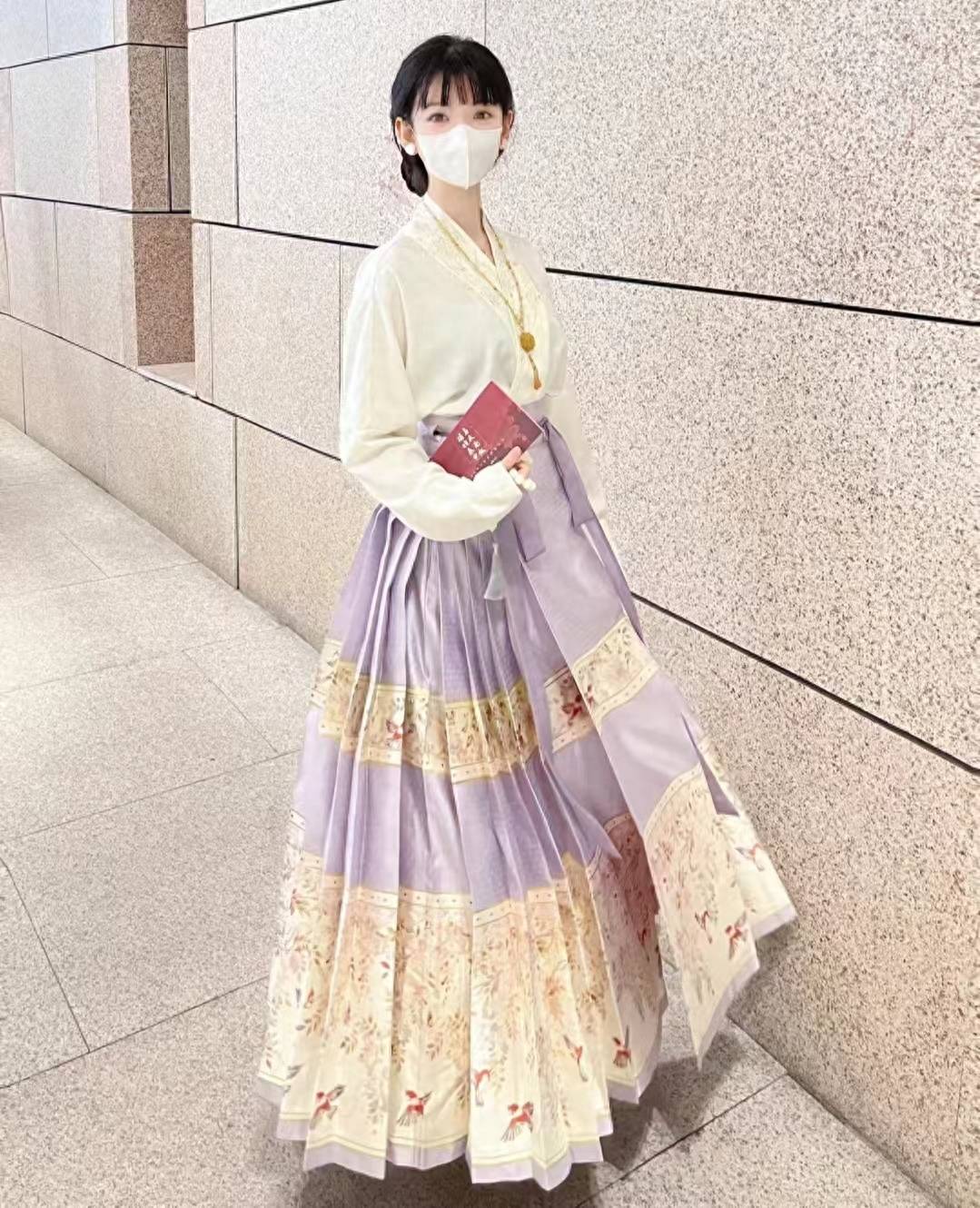 被穿"马面裙"的上海女生惊艳,怪不得迪奥抄袭_look_马裙_裙子