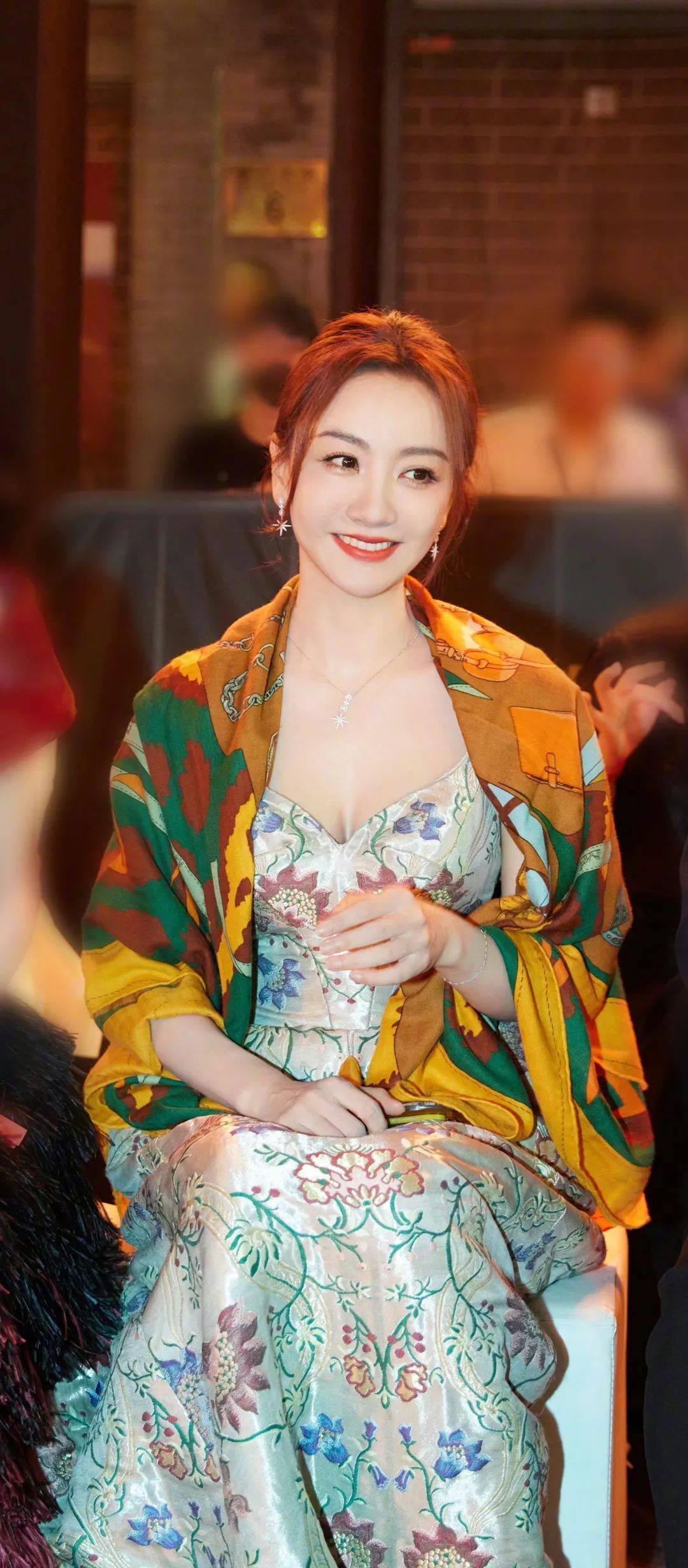 【杨蓉性感美图】花纹长裙,鲜艳典雅,化身北京时装周的花仙子