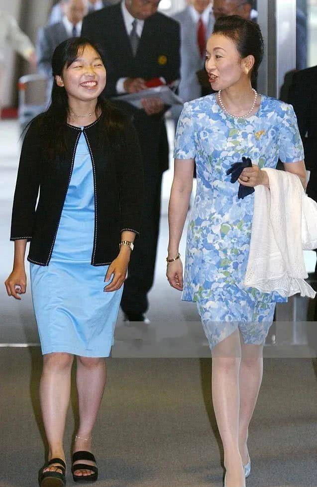 亲王家事上了周刊八卦,传闻宽仁喝醉对信子家暴,有一次信子骨折,麻生