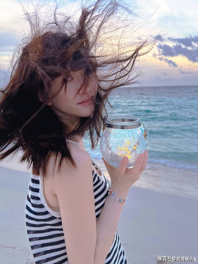 47岁李小冉晒海边旅行,罕穿比基尼秀身材,性感火辣魅力不减当年_照片