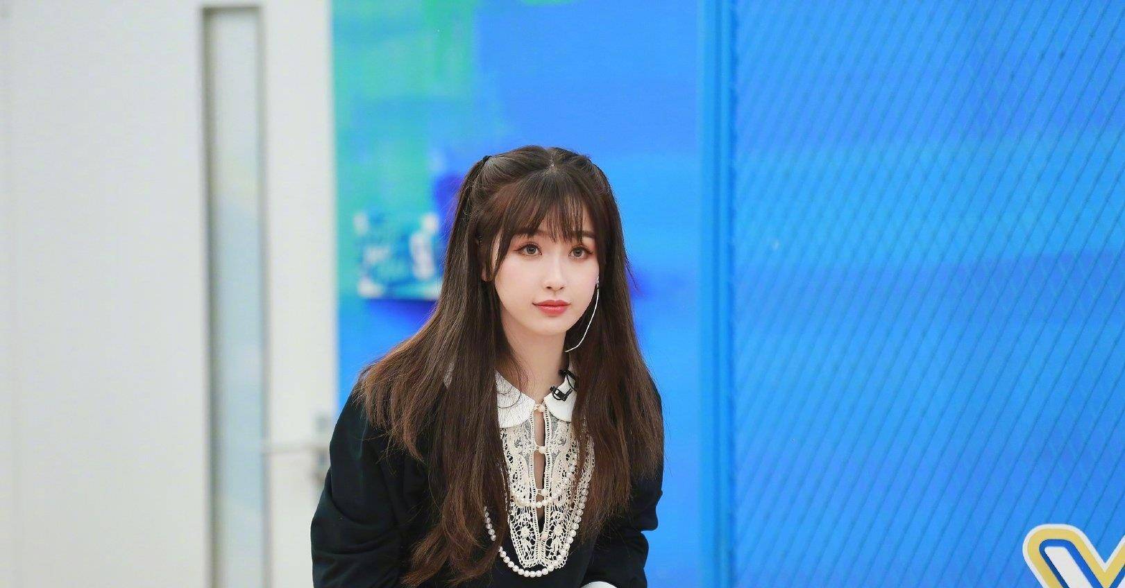 点进去虞书欣艾特的这个人,才知道原来这个姜滨是爱奇艺的节目开发