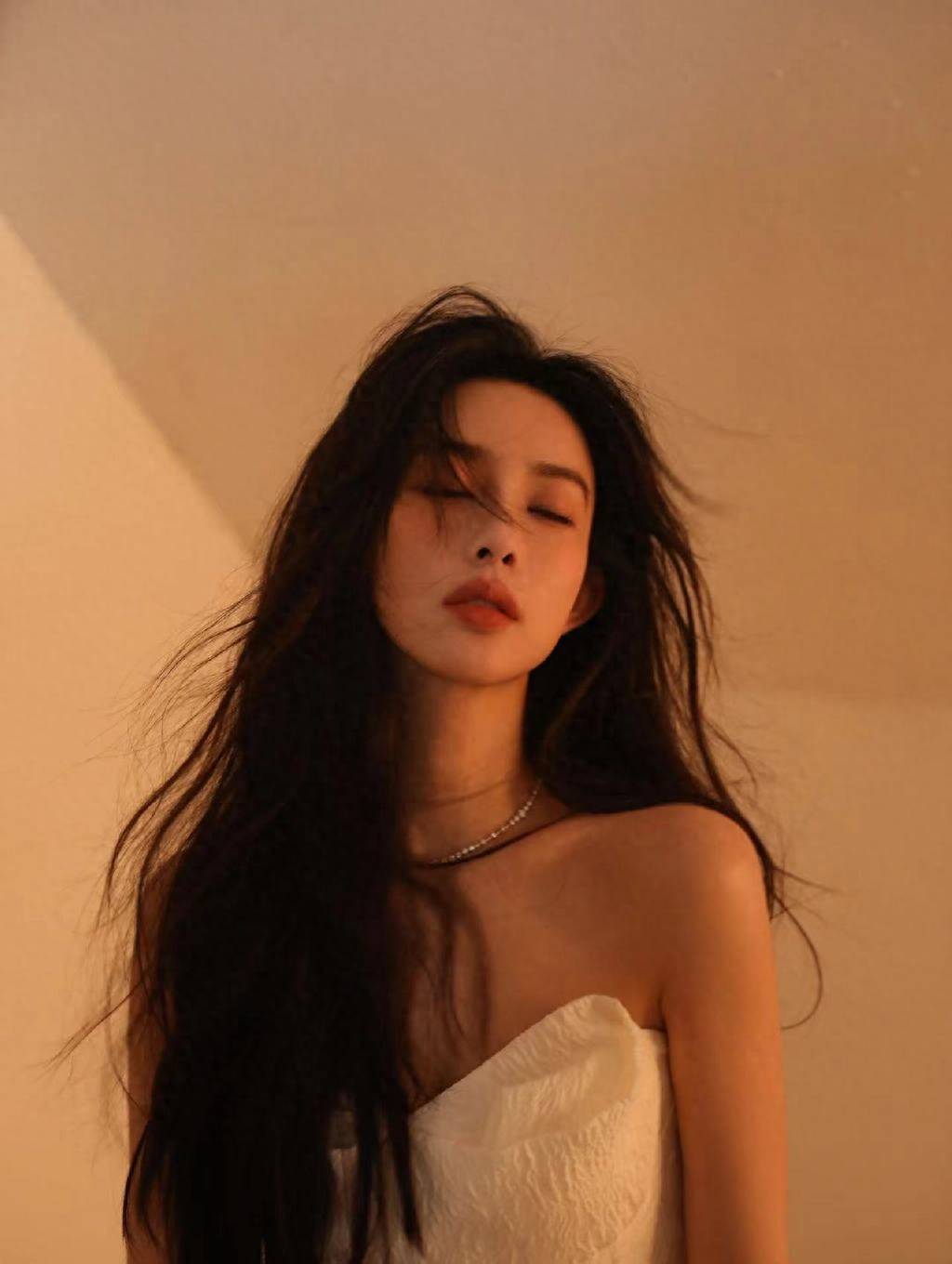 孟子义登男人装金九刊,深v抹胸侧面镂空,蕾丝胸衣5套穿搭很狂野_质地