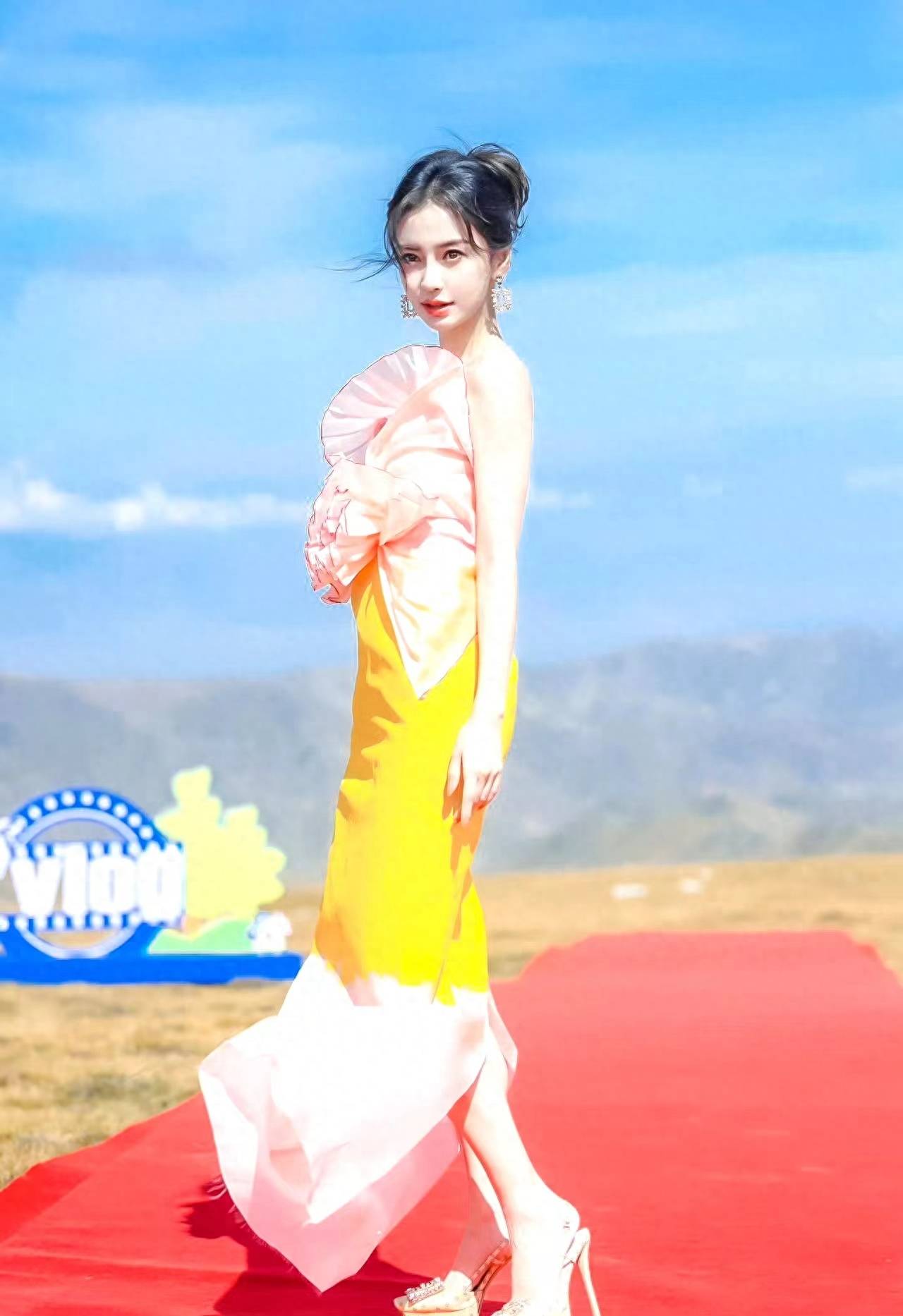 angelababy草原走红毯,穿一条粉黄拼色花朵裙,清新亮眼又优雅!