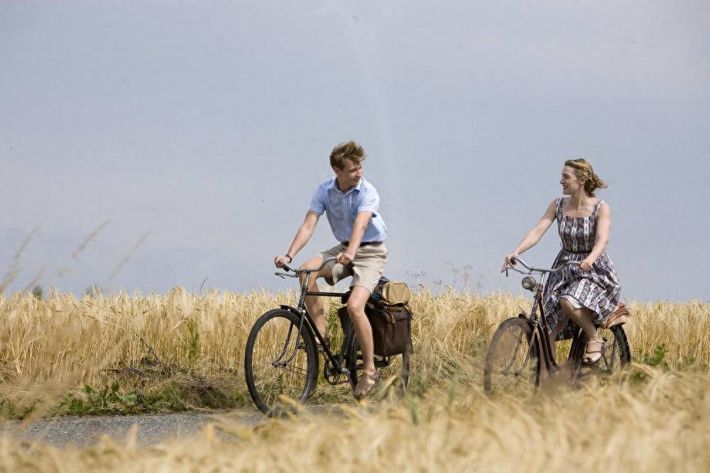 汉娜与迈克尔之间的情感关系演变:《朗读者》中的爱情与责任探讨